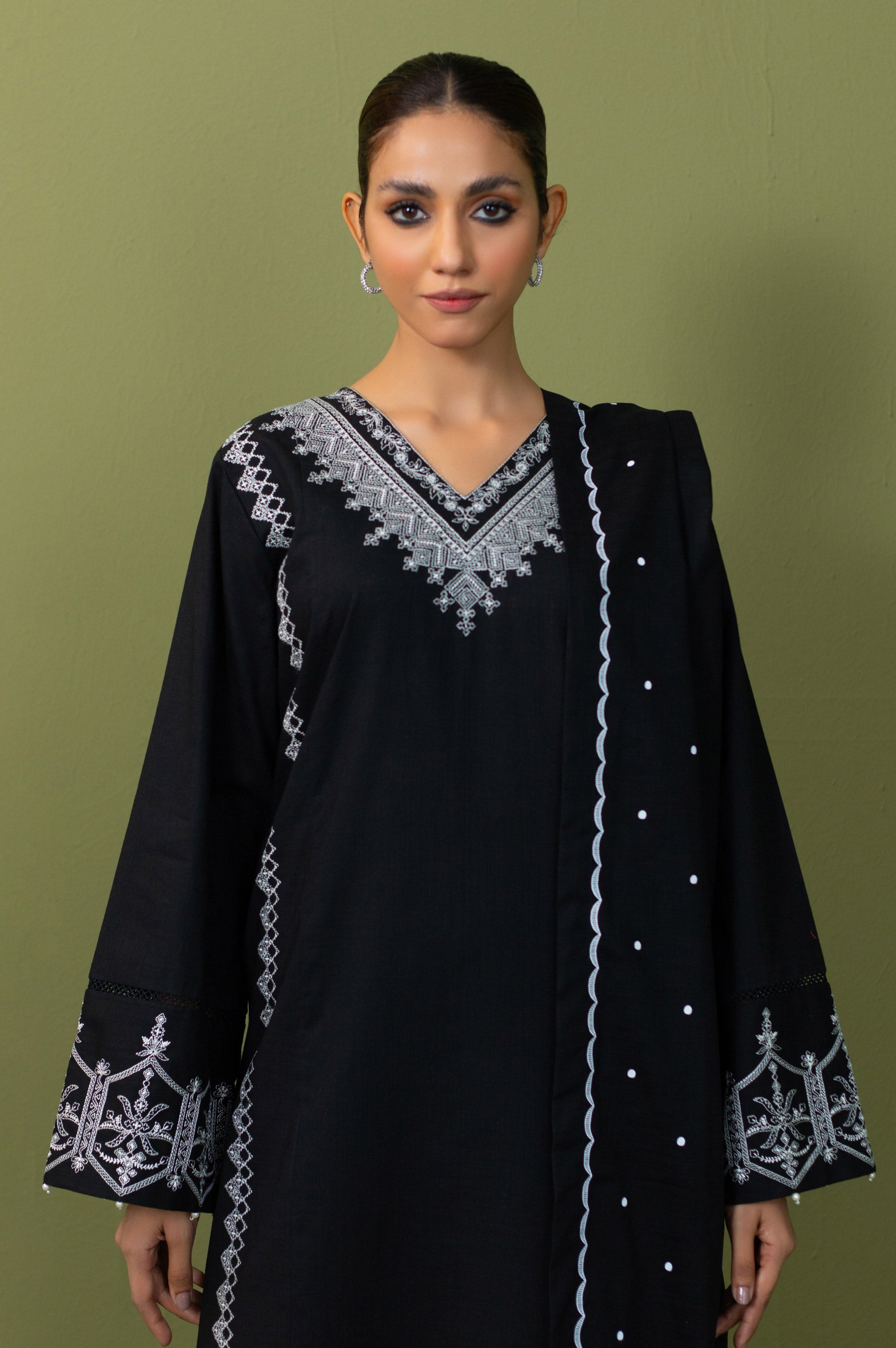 Unstitched 3 Piece Embroidered Khaddar Suit