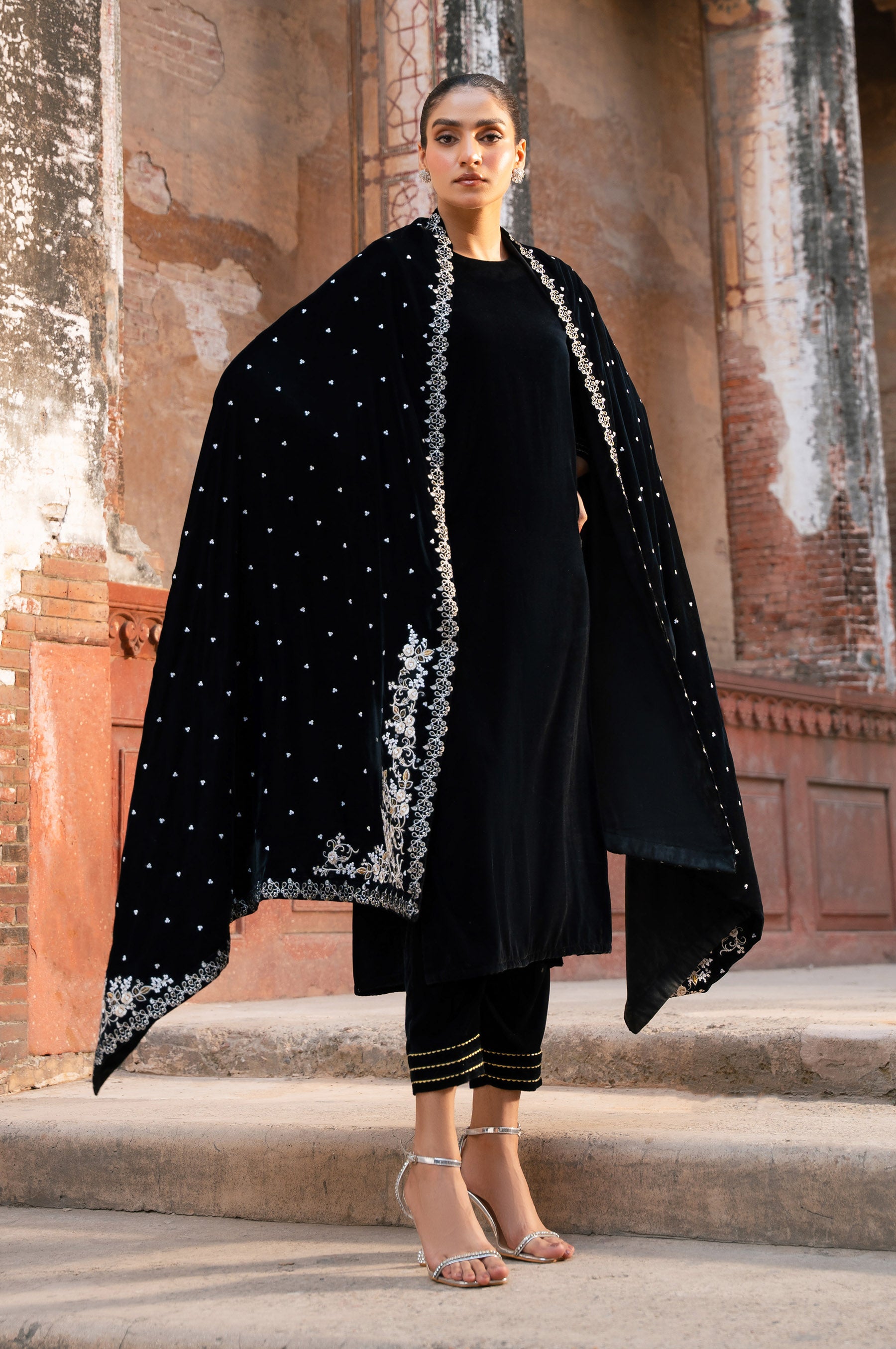 Embroidered Velvet Shawl - Sparkling Black