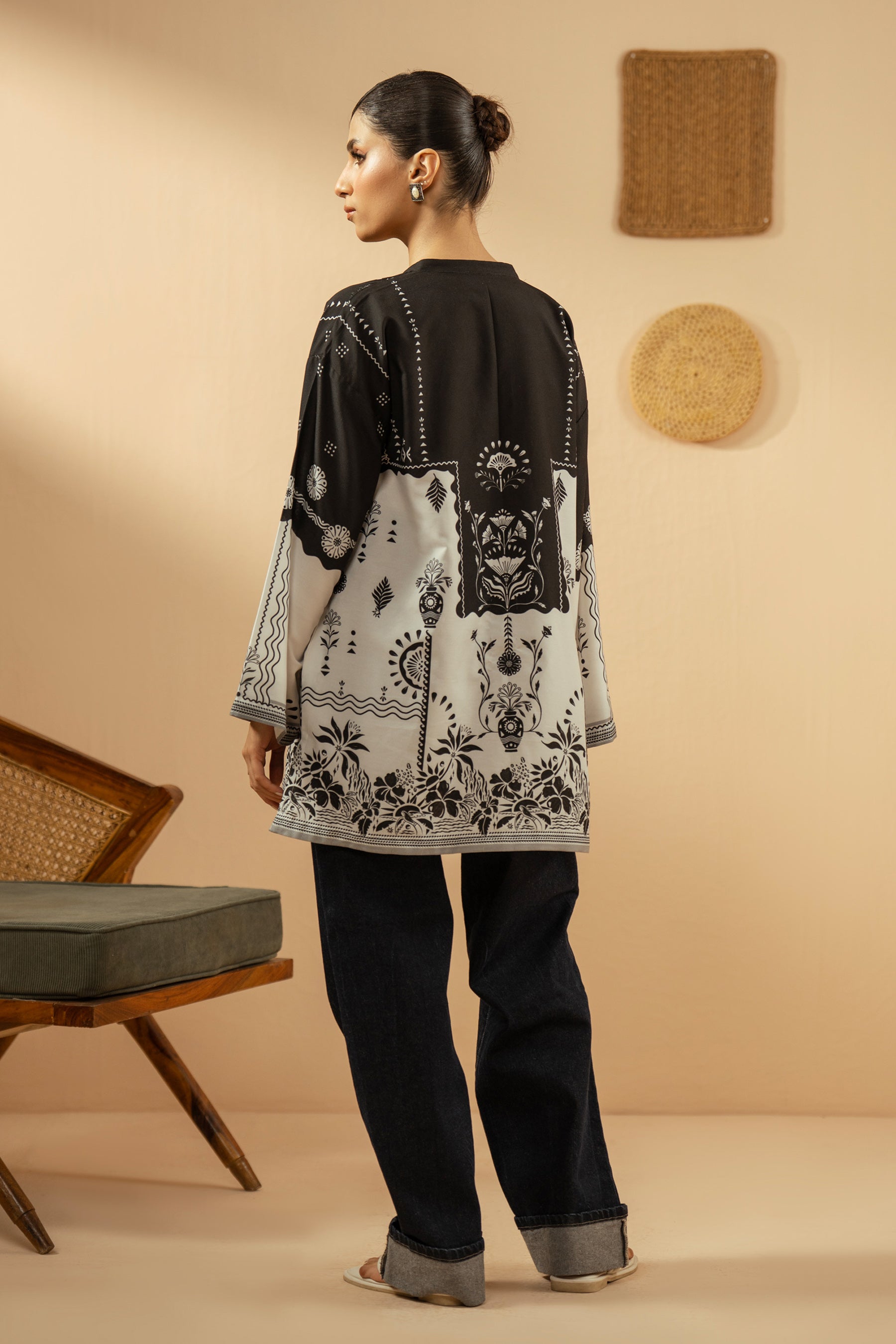 Crisp stitched white poly cambric 1-piece top or tunic with elegant contrast print patterns
