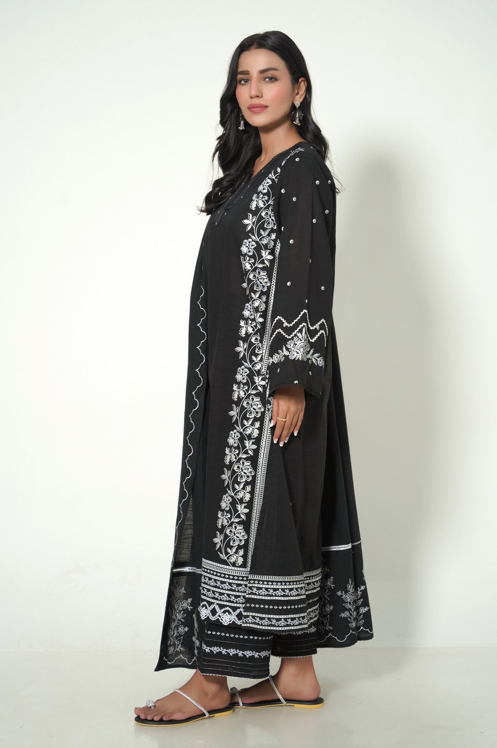 Unstitched 3 Piece Printed Khaddar Suit