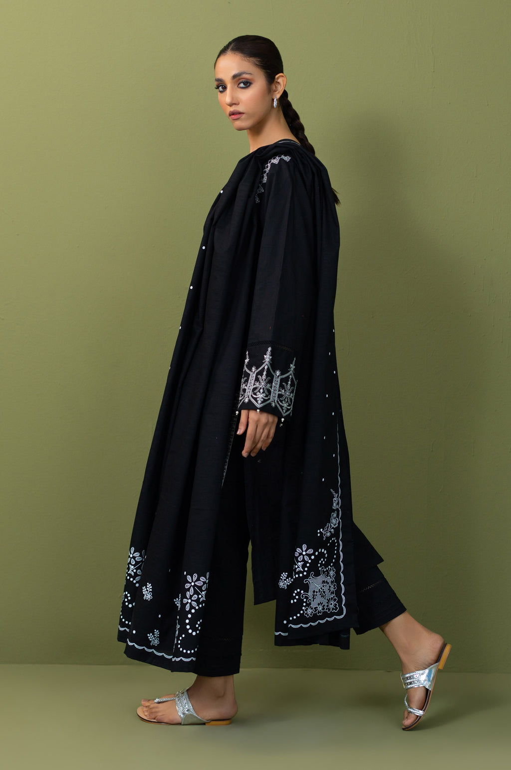 Unstitched 3 Piece Embroidered Khaddar Suit
