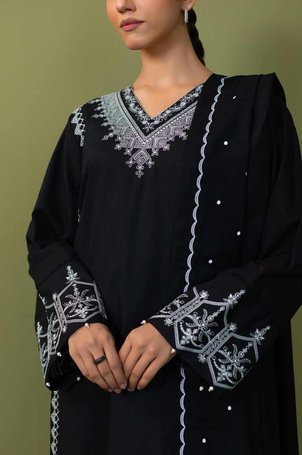 Unstitched 3 Piece Embroidered Khaddar Suit