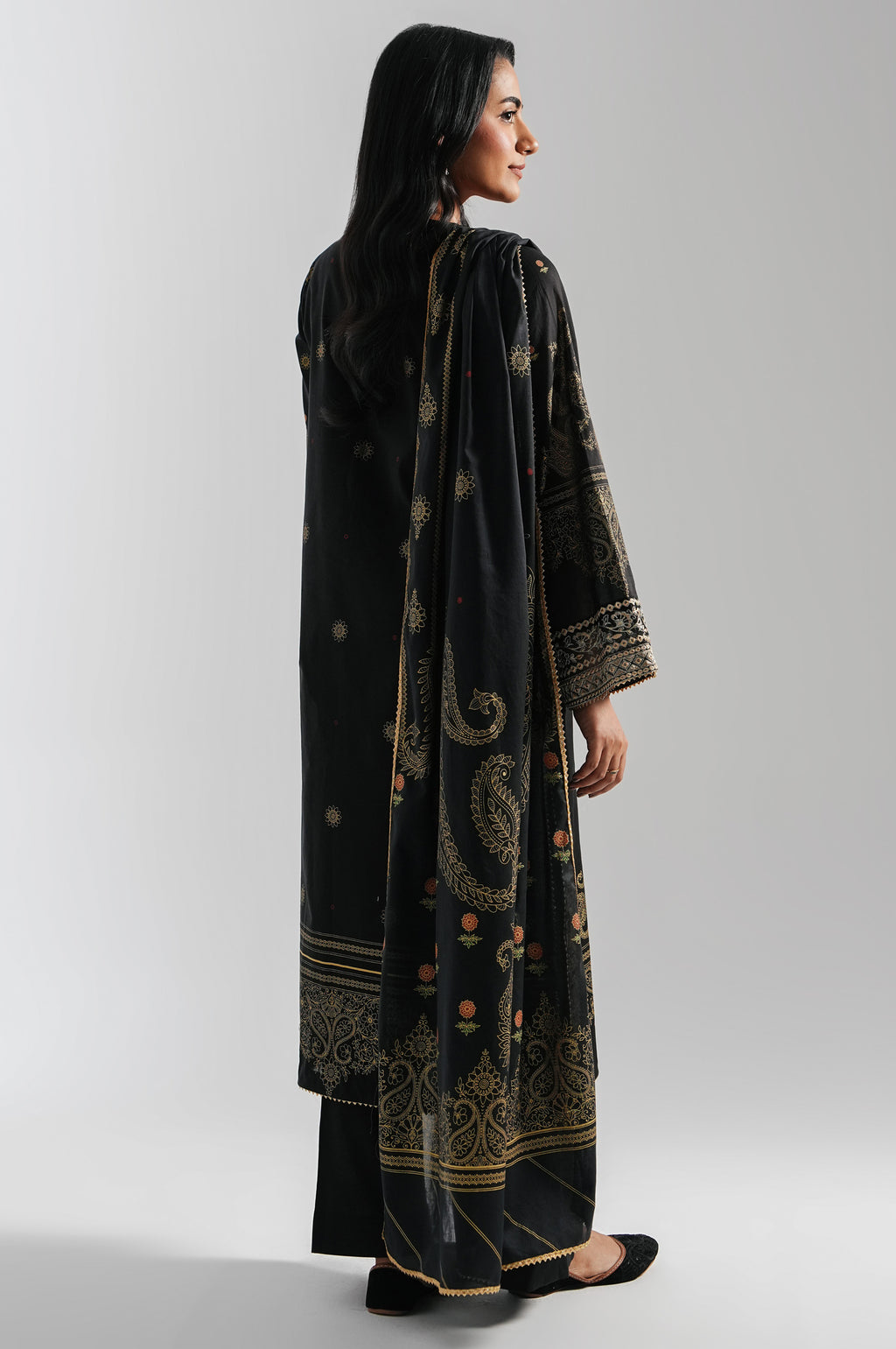 UNSTITCHED EMBROIDERED SUIT