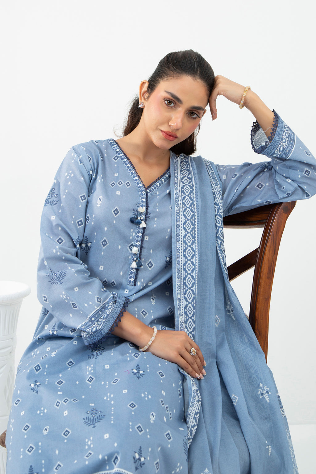 PRINTED LAWN UNSTITCHED 3 PIECE SUIT