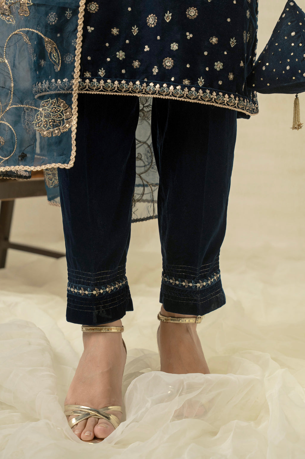 UNSTITCHED EMBROIDERED SUIT