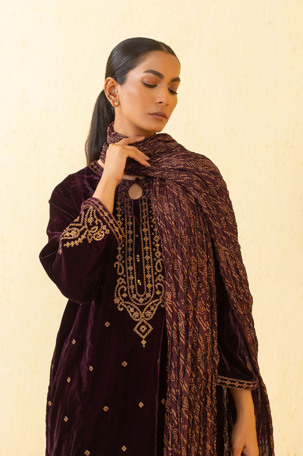 EMBROIDERED VELVET STITCHED DUPATTA (FACTORY E-OUTLET)
