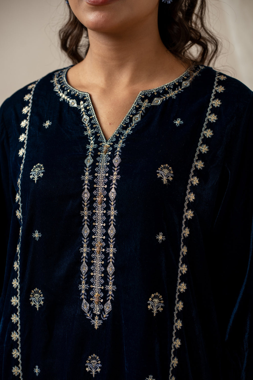 EMBROIDERED VELVET SUIT (FACTORY E-OUTLET)