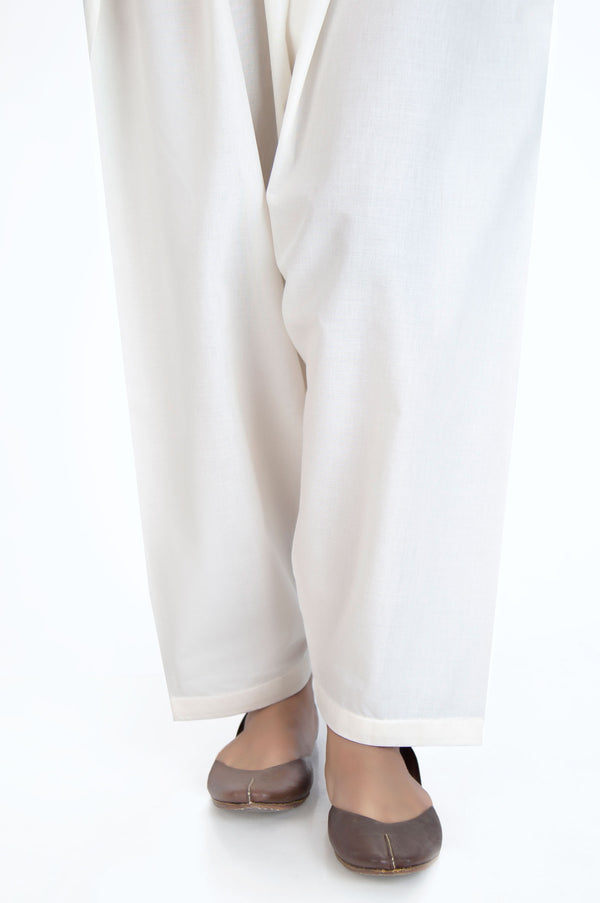 Stylized Cambric Capri Pants - White – Zeenwoman