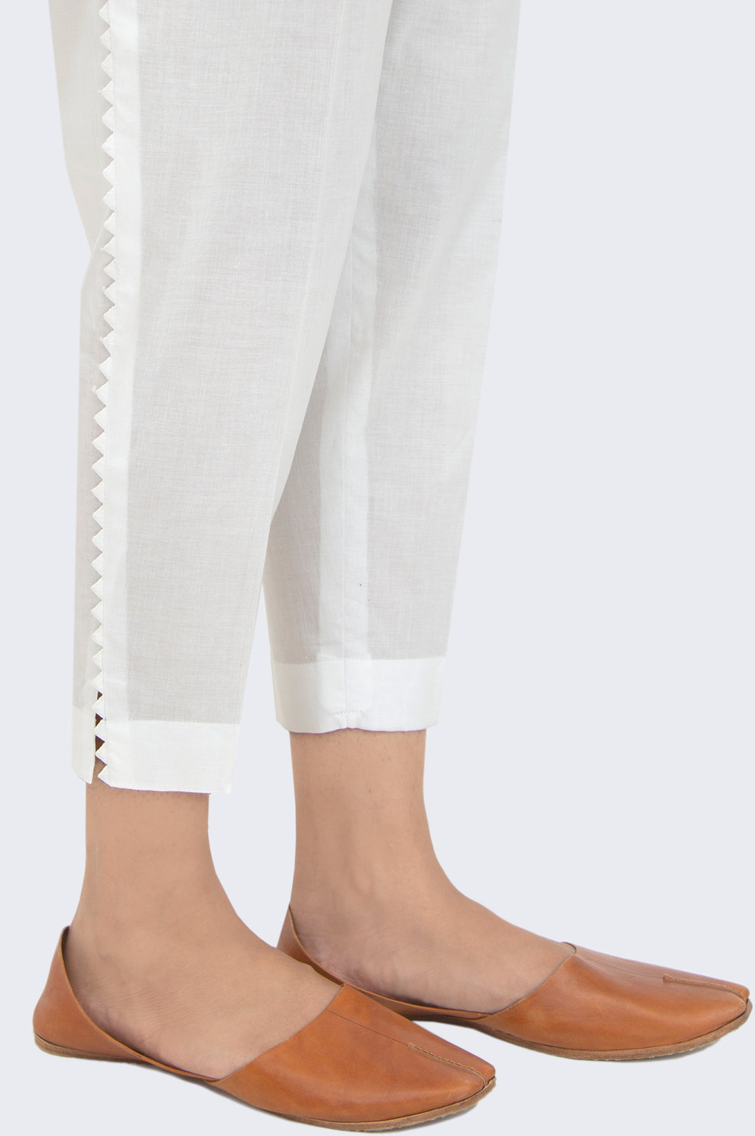 Stylized Cambric Capri Pants - White – Zeenwoman