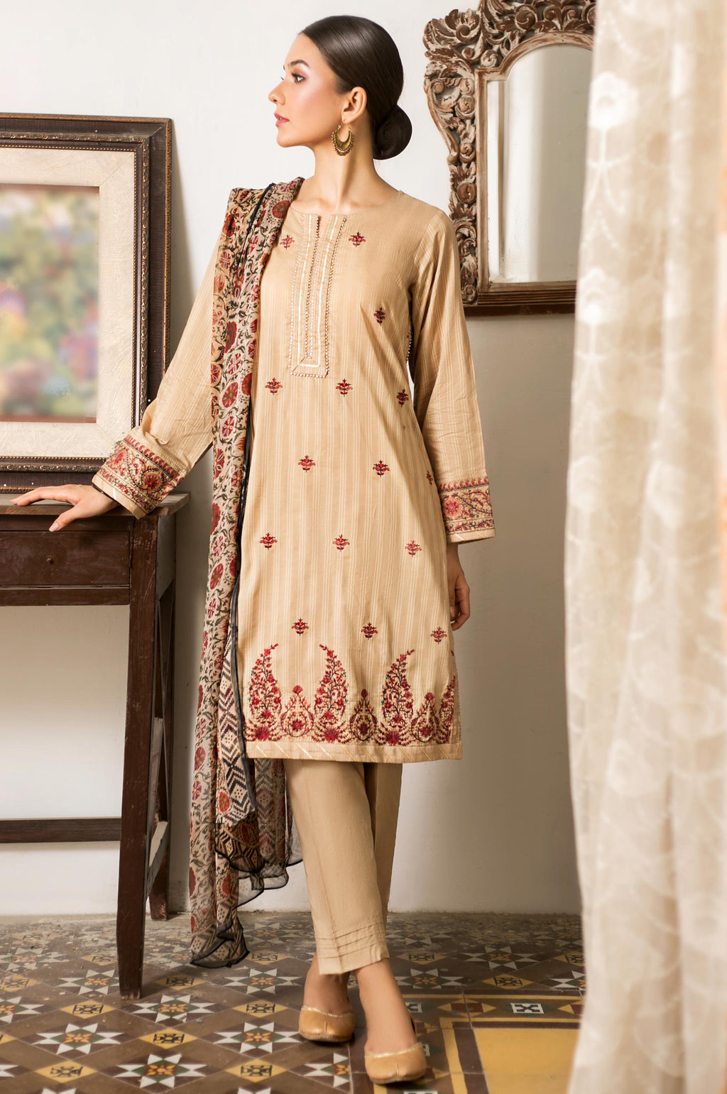 Unstitched-3-Piece-Embroidered-Doria-Lawn-Suit