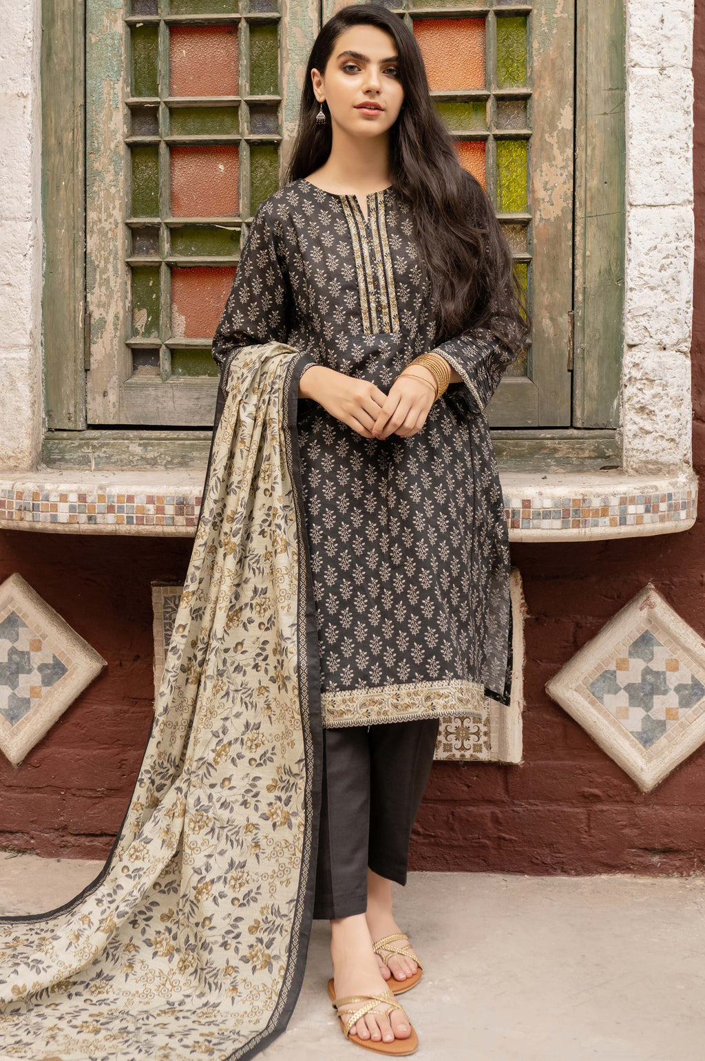 Unstitched 3 Piece Printed Khaddar Suit