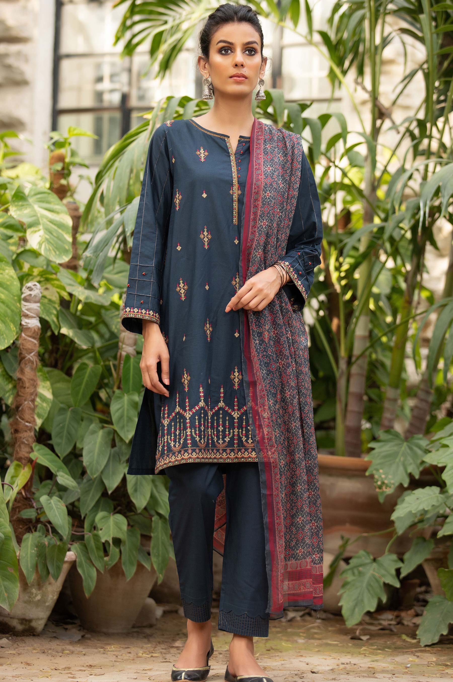 Unstitched 3 Piece Embroidered Lawn Suit with Chiffon Dupatta – Zeenwoman